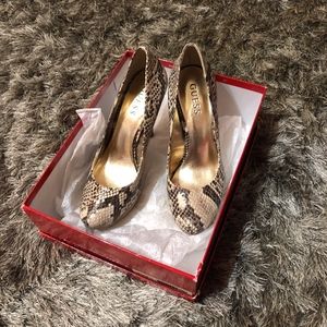 GUESS Gwadrienale Snake Pumps